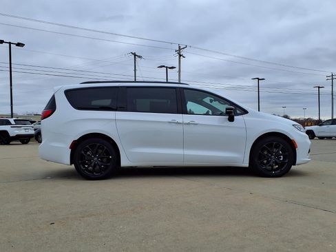 New 2026 Chrysler Pacifica Select w/ S Appearance Package FWD image 31