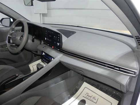 Used 2022 Hyundai Elantra SEL FWD image 23