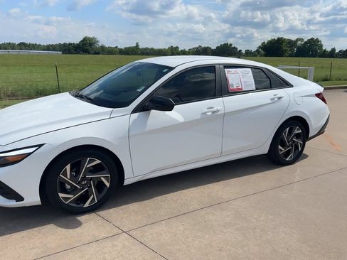 Used 2025 Hyundai Elantra SEL FWD image 5