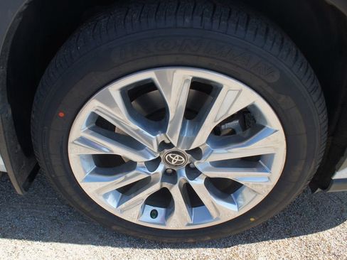 Used 2022 Toyota Highlander Limited FWD image 27