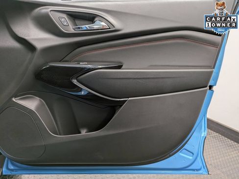 Used 2025 Chevrolet Trax RS w/ Sunroof Package FWD image 28