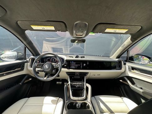 Certified 2025 Porsche Cayenne Turbo AWD/4WD image 37