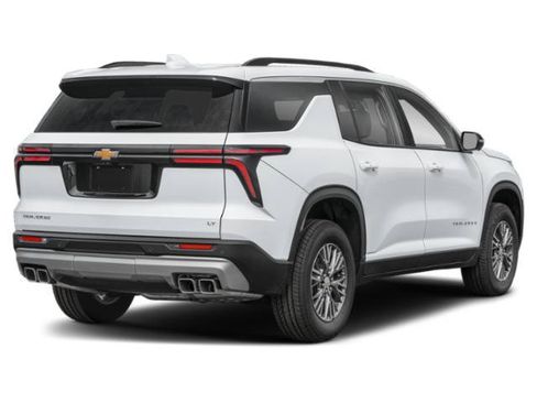 Used 2025 Chevrolet Traverse LT w/ Driver Confidence Package FWD image 2
