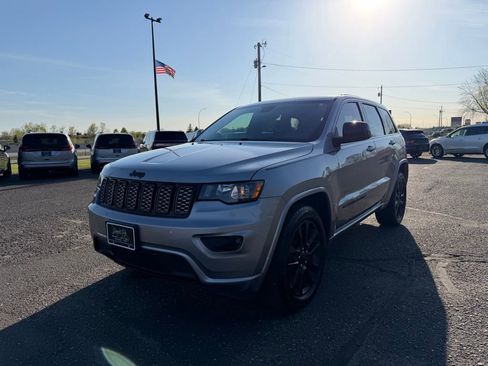 Used 2017 Jeep Grand Cherokee Altitude AWD/4WD image 11