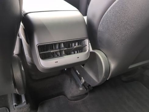 Used 2022 Tesla Model Y Long Range image 21