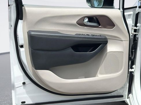 Used 2023 Chrysler Voyager LX FWD image 18