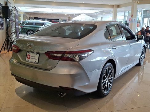 Used 2021 Toyota Camry XLE AWD/4WD image 7