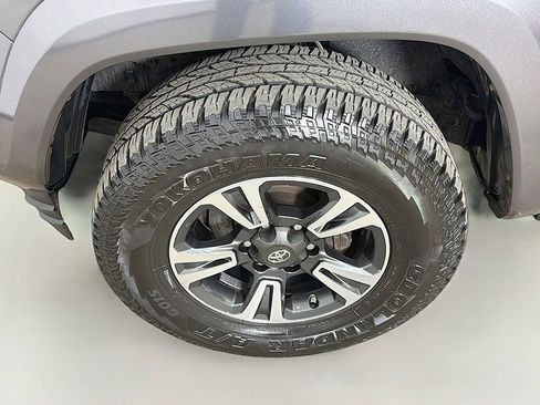 Used 2018 Toyota Tacoma TRD Sport w/ Technology Package AWD/4WD image 14
