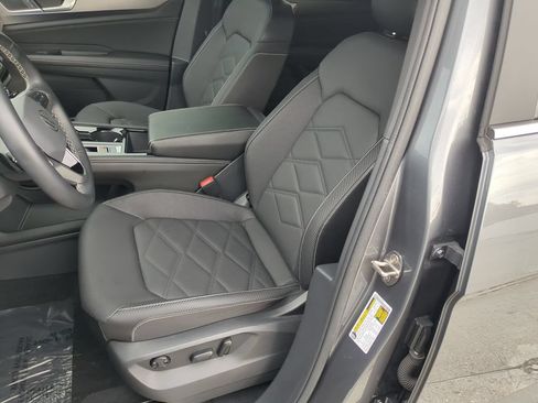 Certified 2024 Volkswagen Atlas Cross Sport SE FWD image 21