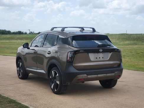 Certified 2025 Nissan Kicks SR FWD image 6
