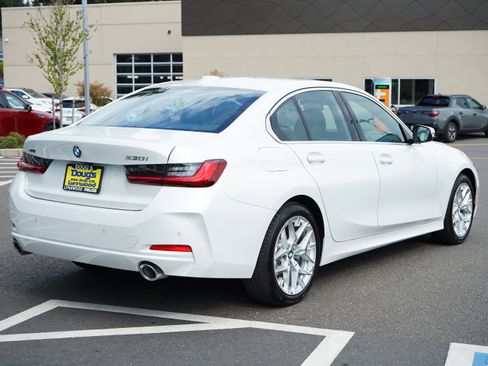 Used 2025 BMW 330i xDrive Sedan w/ Convenience Package image 4