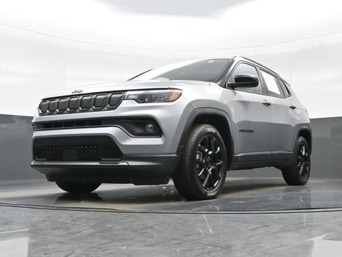 Used 2022 Jeep Compass Altitude FWD image 24