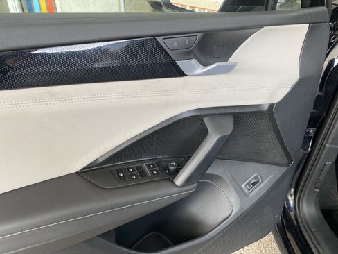 Used 2025 Volkswagen Tiguan SE w/ Panoramic Sunroof Package image 12