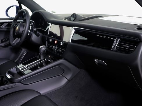 Used 2025 Porsche Macan image 6