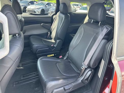 Used 2025 Kia Carnival FWD image 19