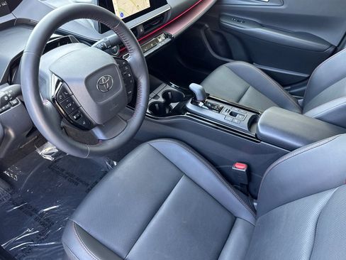 Used 2025 Toyota Prius Plug-In Hybrid image 4