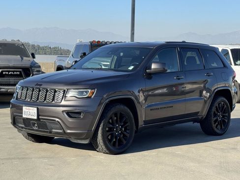 Used 2021 Jeep Grand Cherokee Laredo X image 3