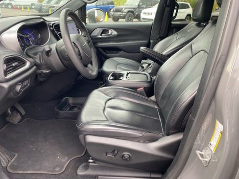 Used 2022 Chrysler Pacifica Touring-L w/ S Appearance Package image 9