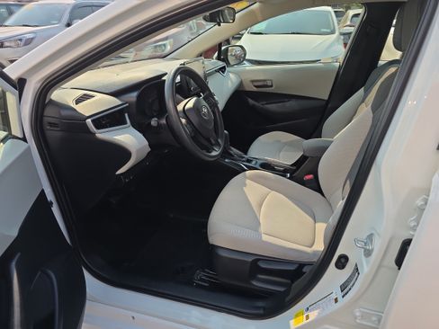Used 2022 Toyota Corolla LE FWD image 2