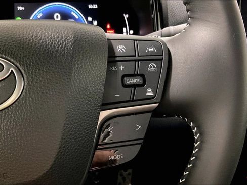 Used 2025 Toyota Camry SE FWD image 19