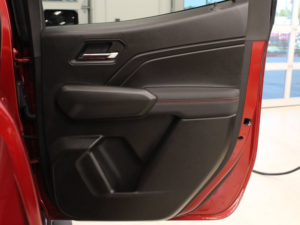 Used 2024 Chevrolet Colorado Z71 w/ Z71 Convenience Package 2 AWD/4WD image 32