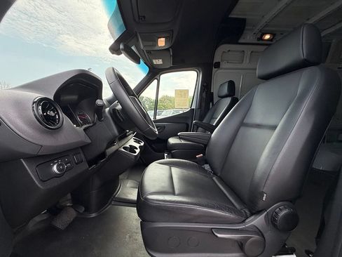 Used 2025 Mercedes-Benz Sprinter 2500 image 19