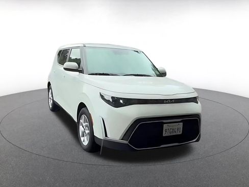 Used 2025 Kia Soul LX w/ LX Technology Package FWD image 3