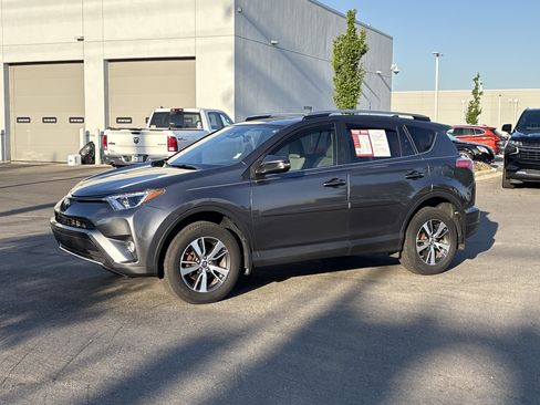 Used 2017 Toyota RAV4 XLE FWD image 5