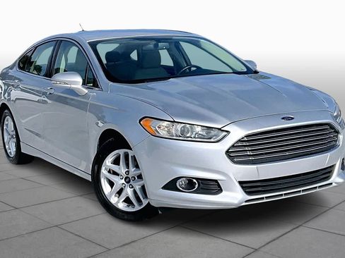 Used 2016 Ford Fusion SE w/ Equipment Group 202A image 2