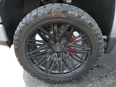 Used 2025 GMC Sierra 1500 AT4 w/ AT4 Premium Package AWD/4WD image 10