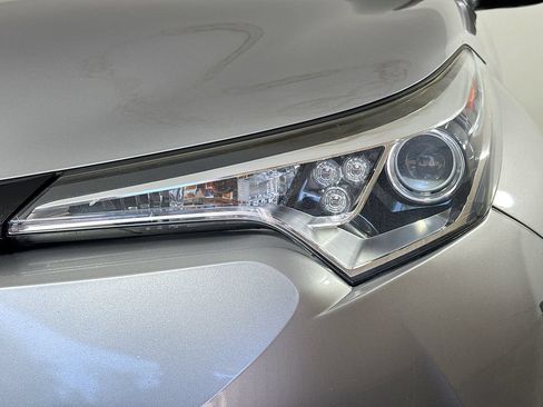 Used 2019 Toyota C-HR XLE FWD image 35