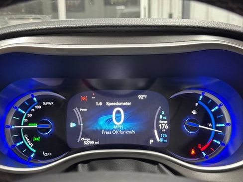 Used 2024 Chrysler Pacifica Limited FWD image 5
