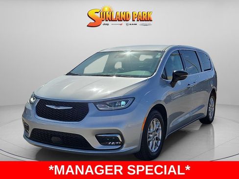 Certified 2024 Chrysler Pacifica Touring-L FWD image 2
