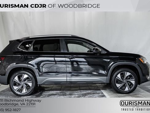 Used 2025 Volkswagen Taos SE w/ Panoramic Sunroof Package image 3