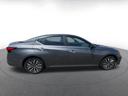 Used 2025 Nissan Altima 2.5 SV FWD image 10