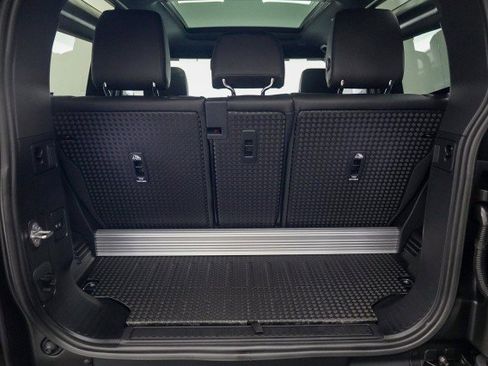 Used 2023 Land Rover Defender 90 X-Dynamic SE image 32