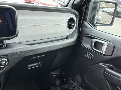 Used 2024 Jeep Wrangler Unlimited image 19