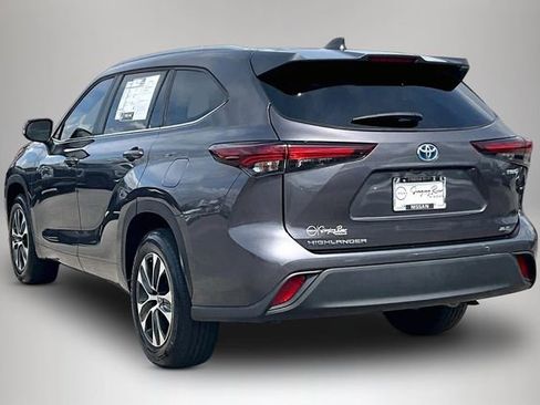 Used 2024 Toyota Highlander XLE image 4