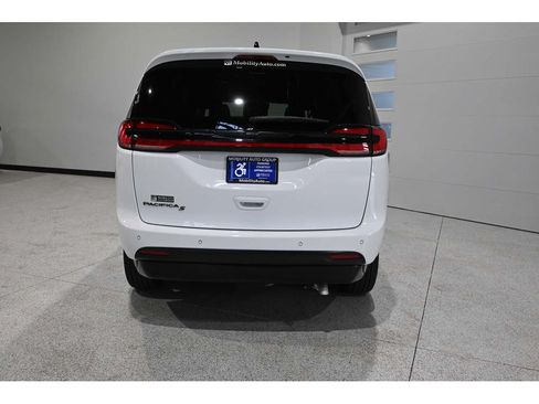 Used 2024 Chrysler Pacifica Touring-L w/ Uconnect Theater Family Group FWD image 7