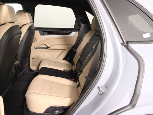 New 2026 Porsche Cayenne image 17
