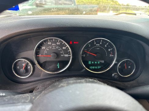 Used 2015 Jeep Wrangler Unlimited Sahara w/ Max Tow Package AWD/4WD image 9