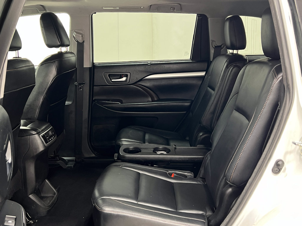 Used 2018 Toyota Highlander XLE AWD/4WD image 30