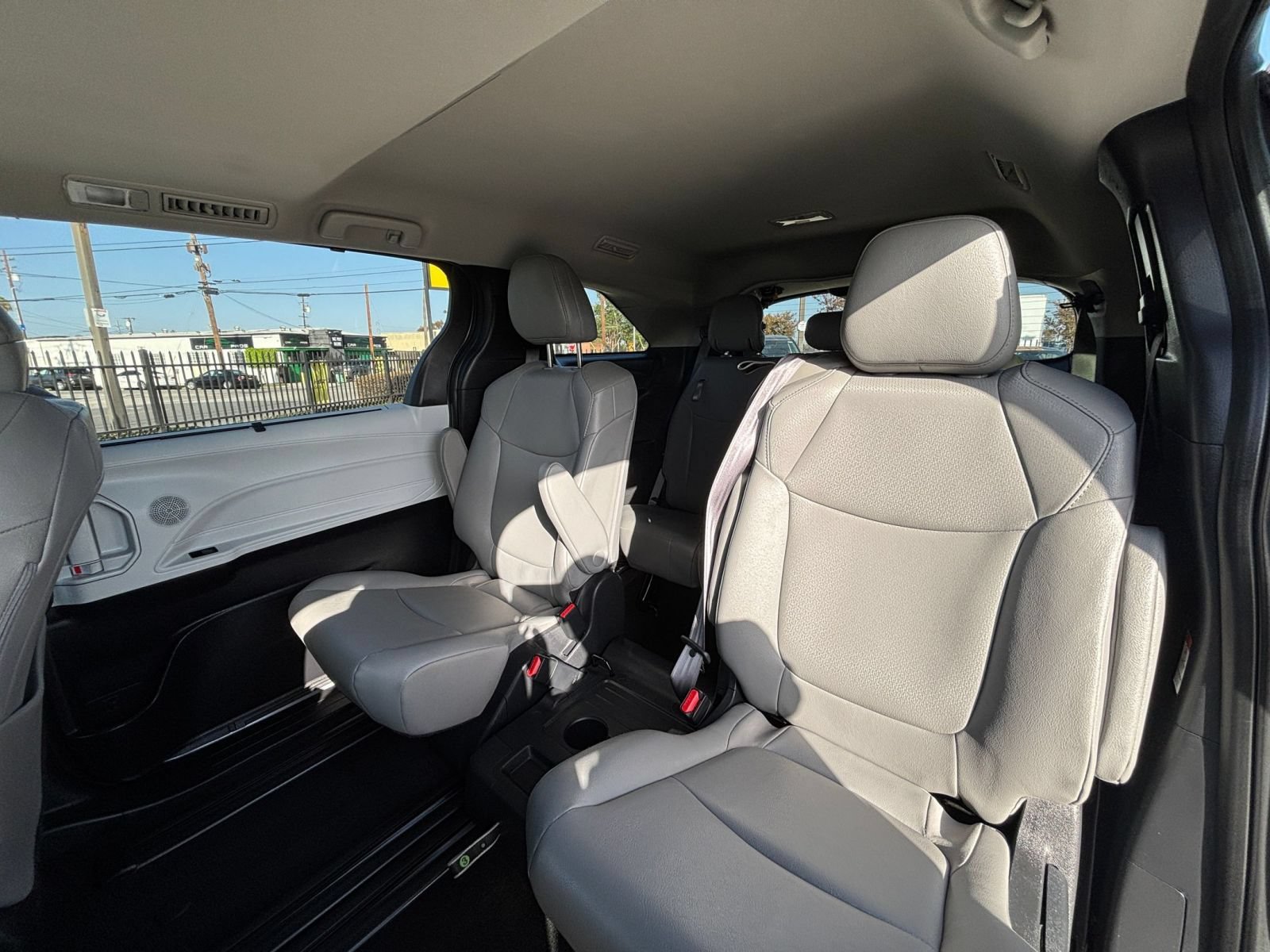 Used 2025 Toyota Sienna XLE FWD image 40