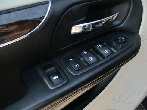 Used 2014 Chrysler Town & Country Touring FWD image 27