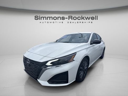Used 2025 Nissan Altima 2.5 SV FWD image 1