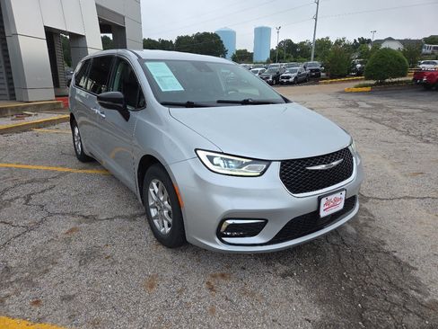 Used 2024 Chrysler Pacifica Touring-L FWD image 3