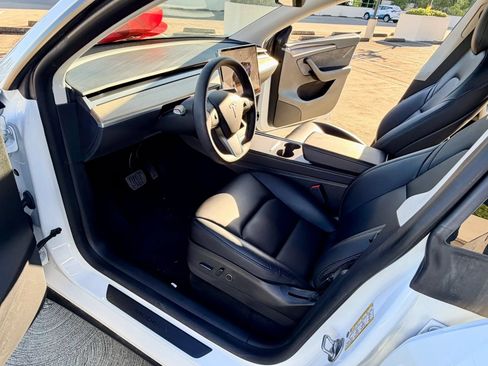 Used 2022 Tesla Model Y Long Range AWD/4WD image 24