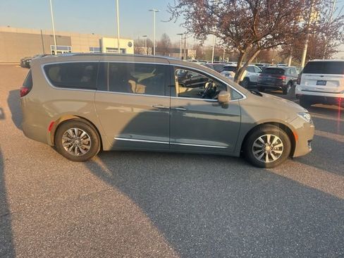 Used 2020 Chrysler Pacifica Touring-L Plus w/ Advanced Safetytec Group image 2