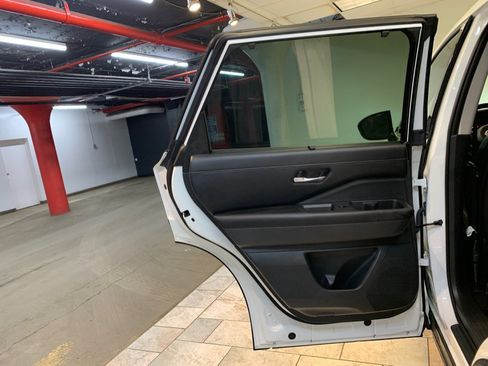 Used 2024 Nissan Pathfinder SL AWD/4WD image 36