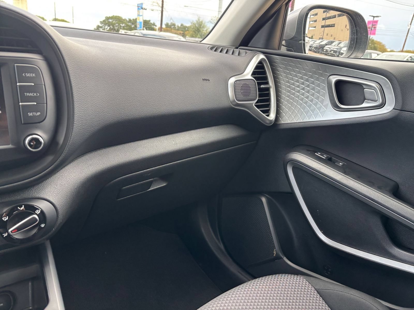 Used 2025 Kia Soul LX w/ LX Technology Package FWD image 32